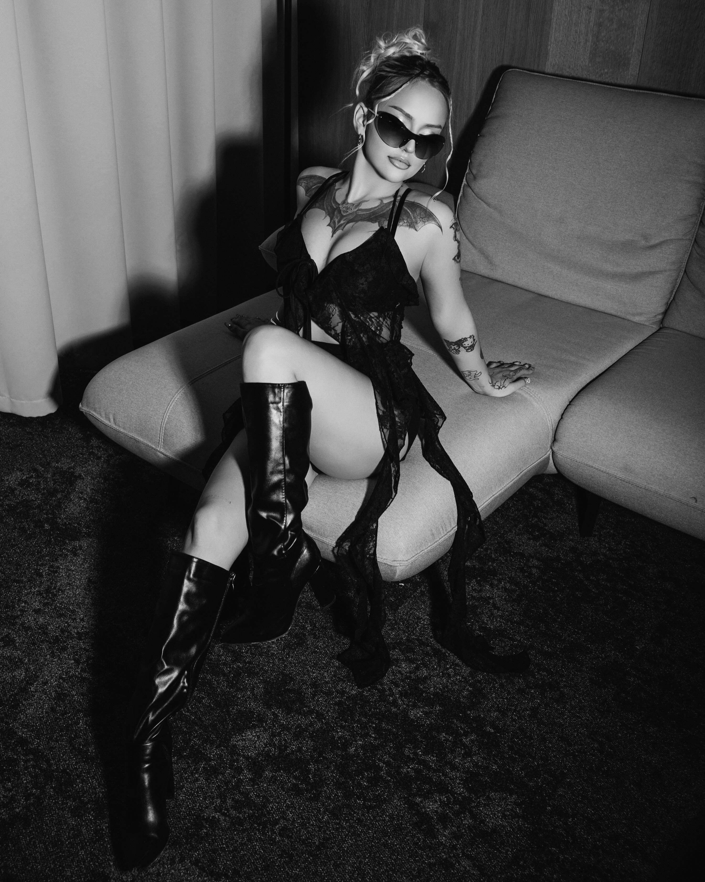 B&W